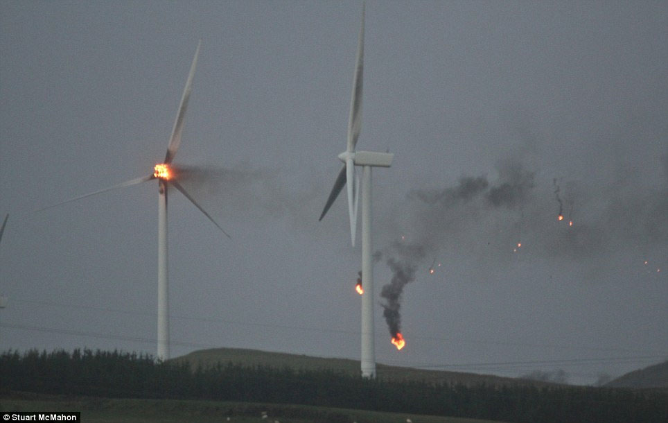 Bão lớn tấn công Scotland, turbine gió bốc cháy