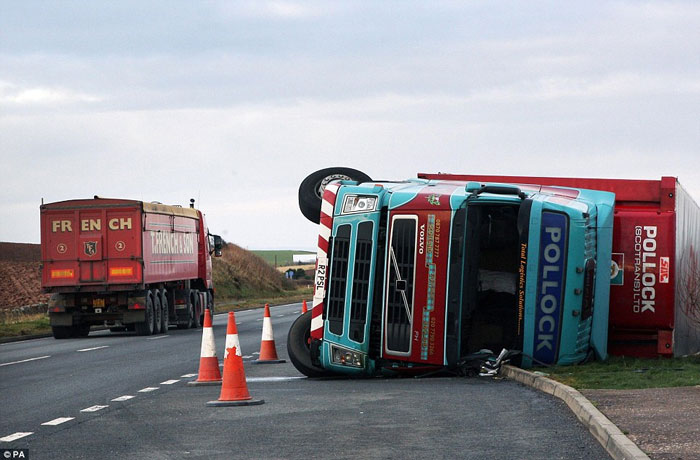 Bão lớn tấn công Scotland, turbine gió bốc cháy