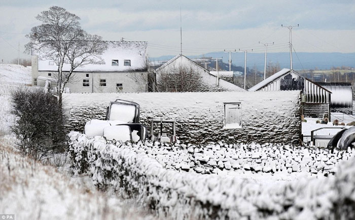 Bão lớn tấn công Scotland, turbine gió bốc cháy
