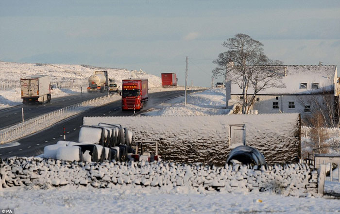Bão lớn tấn công Scotland, turbine gió bốc cháy