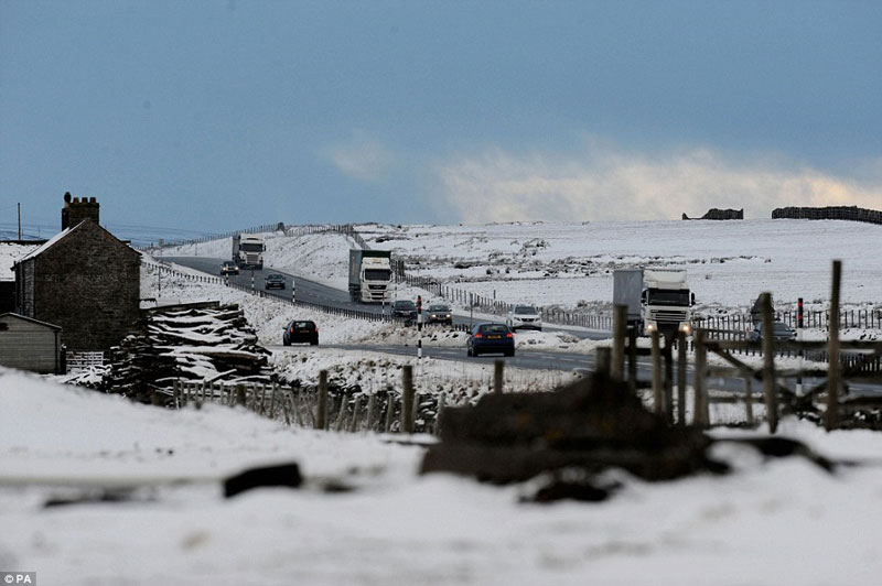 Bão lớn tấn công Scotland, turbine gió bốc cháy
