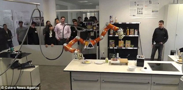 Rosie chế biến bánh sandwiches bằng nĩa. 