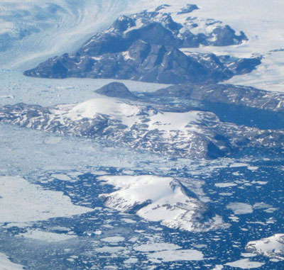 Đảo băng lớn nhất trồi lên vì biến đổi khí hậu