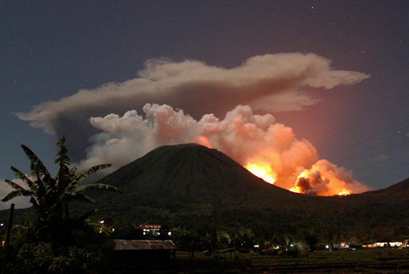 Một núi lửa tỉnh giấc ở Indonesia