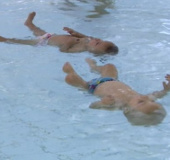 Kinh ngạc trước khả năng bơi của cặp song sinh 9 tháng tuổi