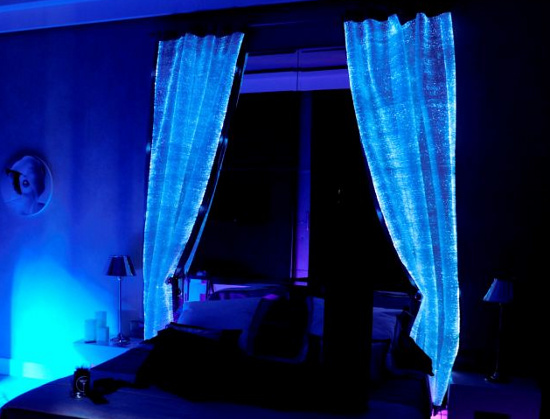 Rèm cửa và ga trải giường phát sáng