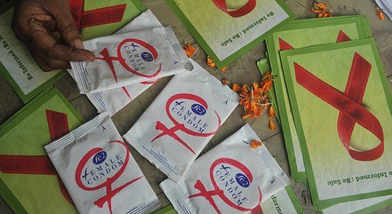 Một loại bao cao su nữ được phân phát tại Ấn Độ trong ngày Thế giới phòng chống AIDS.