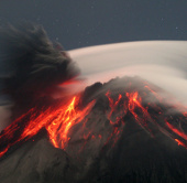 Chính phủ Ecuador nâng cảnh báo núi lửa hoạt động