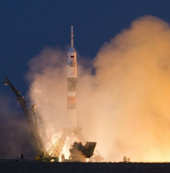 Tàu Soyuz rời bệ phóng đưa ba phi hành gia đến ISS