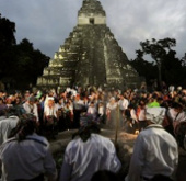 Du khách phá hỏng đền Maya trong "ngày tận thế"
