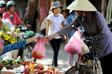 Người Hà Nội thờ ơ với việc hạn chế dùng túi nilon
