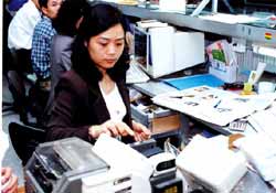 E-mail khiến nhân viên văn phòng béo phì