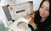 Toilet... điều khiển từ xa