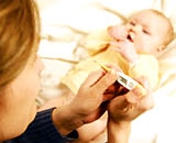 Các bà mẹ cần làm gì khi trẻ bị sốt cao co giật