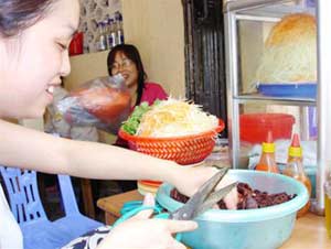 Ngộ độc thực phẩm 'vào mùa'