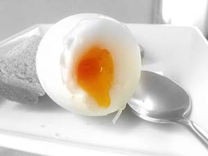Lòng trắng trứng bổ ngang lòng đỏ
