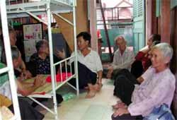 Người già không nên chỉ toàn ăn chay
