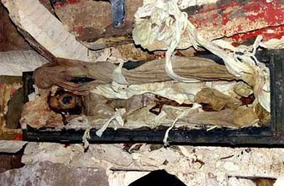 Hà Nội: Đào móng xây nhà, phát hiện xác ướp