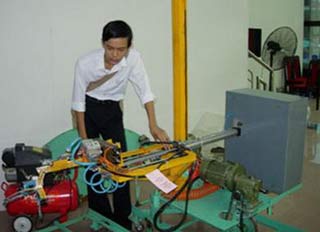 Robot sơn tường tự động của một học sinh