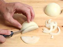 Tại sao thái hành làm chảy nước mắt?