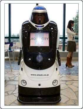Robot tuần tra cùng nhân viên bảo an