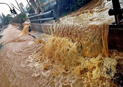 Jakarta lo ngại bệnh dịch vì lũ lụt
