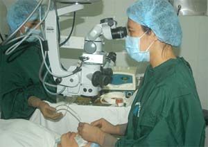 Ghép giác mạc tự động cho bệnh nhân mắt