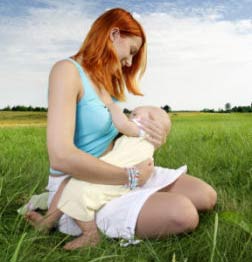 Nuôi con bằng sữa mẹ: Con khỏe, mẹ giảm viêm khớp