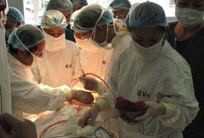 Cắt bỏ khối u nặng 7 kg