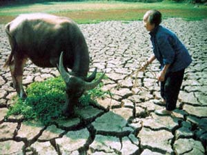 Trung Quốc: Hạn hán kéo dài, mưa lụt kỷ lục
