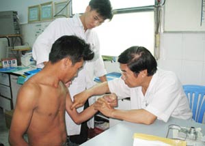 Chữa liệt tay bằng dây thần kinh lấy từ chân