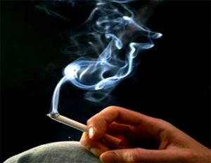Cha mẹ hút thuốc, con dễ bị sẩy thai