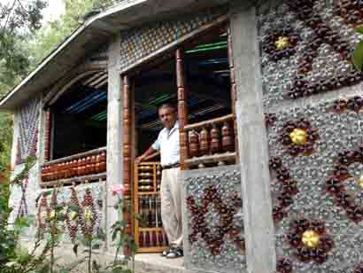 Ngôi nhà làm bằng chai nhựa