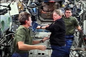 Discovery vào Trạm Vũ trụ Quốc tế