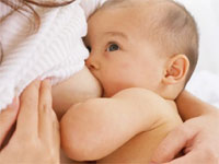 Cho con bú không làm ngực chảy xệ
