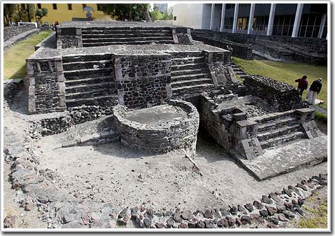 Khai quật kim tự tháp cổ ở Mexico