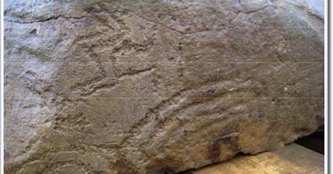 Phát hiện hình chạm trổ trên một ngôi mộ cổ ở Ireland