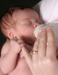 Trẻ dưới 6 tháng tuổi không nên uống nhiều nước