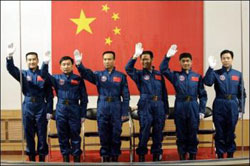 Trung Quốc công bố 3 phi hành gia nhận sứ mệnh đi bộ vào không gian 