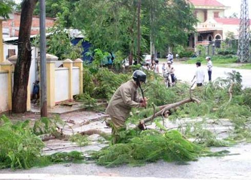 Bão số 7 vào miền Trung sớm, dân không kịp trở tay