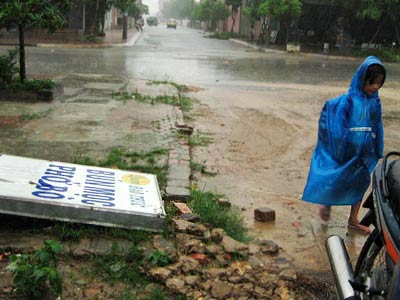 Bão số 7 vào miền Trung sớm, dân không kịp trở tay