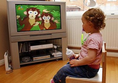 Trẻ xem tivi hơn 2 tiếng mỗi ngày hay ốm yếu