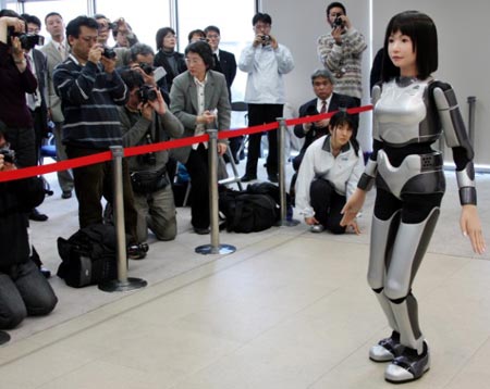 Robot người mẫu trên sàn catwalk