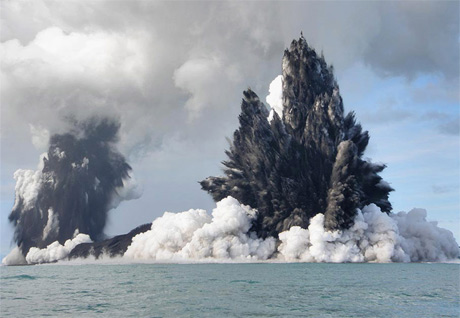 Hùng vĩ núi lửa phun trào giữa biển