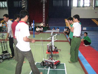 Các đội Robocon miền Trung thử sân
