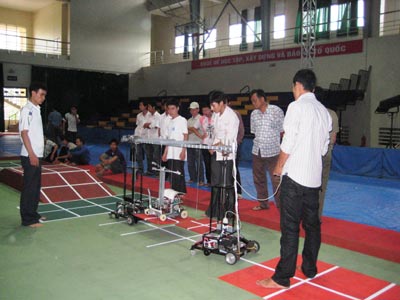 Các đội Robocon miền Trung thử sân