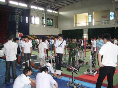 Các đội Robocon miền Trung thử sân