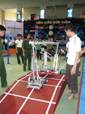 Các đội Robocon miền Trung thử sân