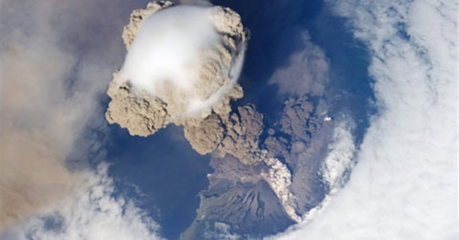 Hình ảnh cột khói núi lửa 'xuyên thủng' bầu trời