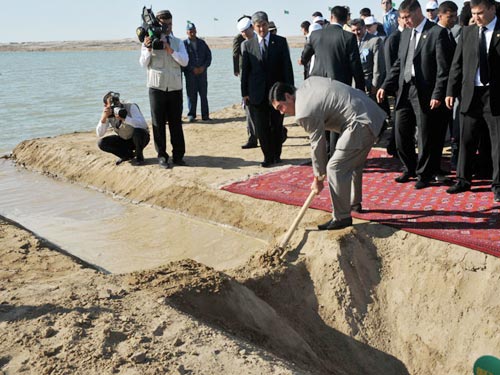 Turkmenistan xây hồ trên sa mạc